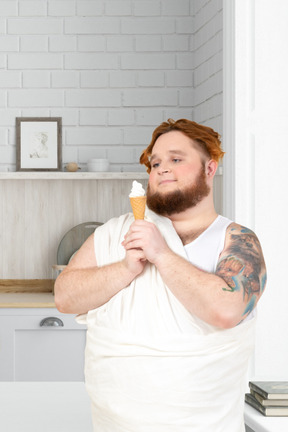 Uomo che guarda il cono gelato con amore