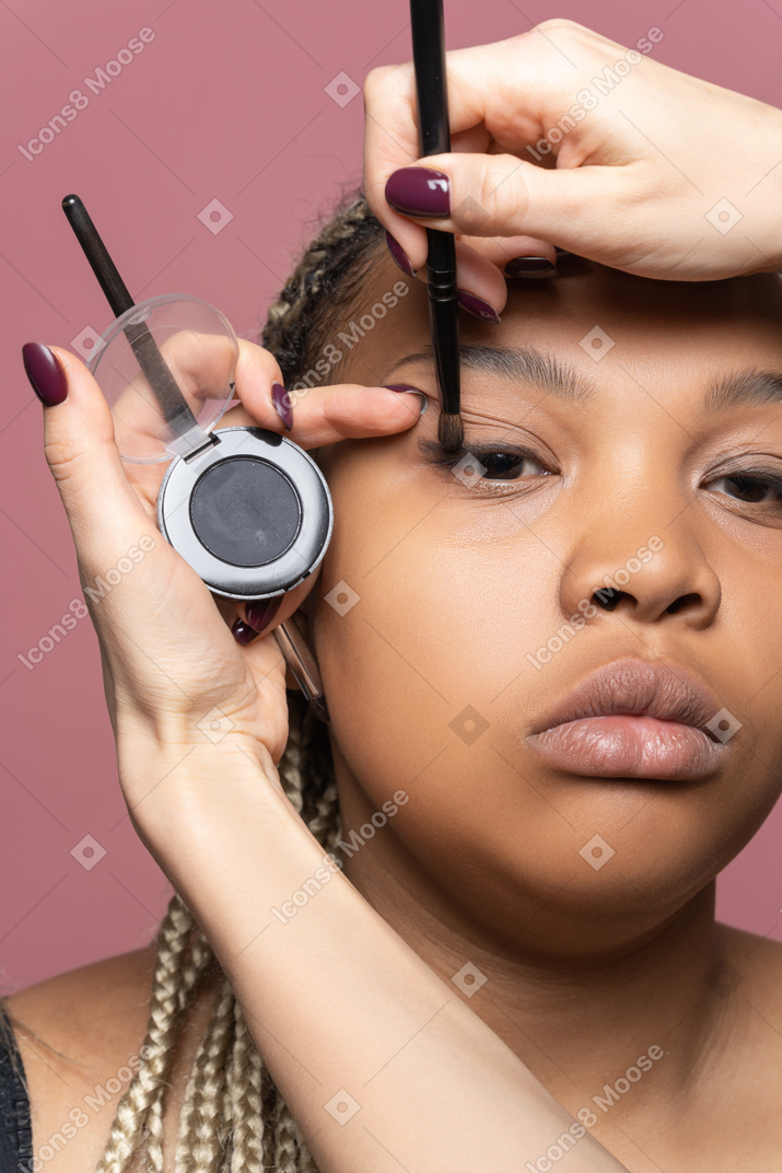 Defining eyes with eyeliner