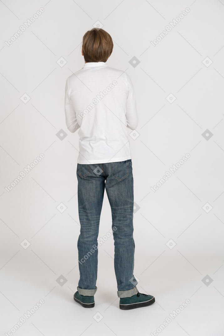 Homem com roupas casul em pé