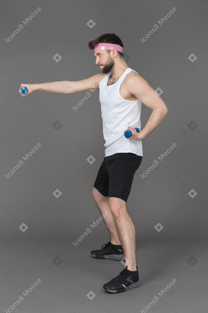 Homem se exercitando com halteres azuis