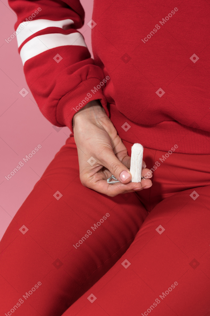 Holding a tampon