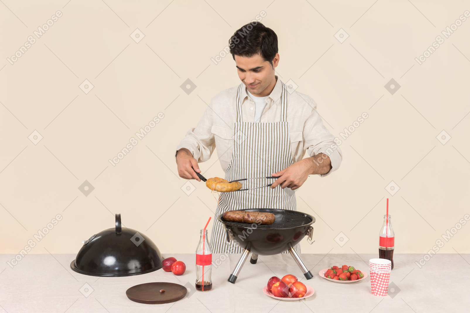 Hombre caucásico joven cocinando barbacoa