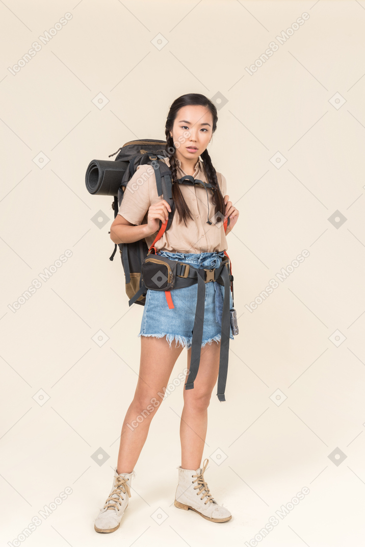 Escursionista giovane donna guardando a destra nella fotocamera
