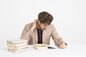 Guapo joven leyendo libros