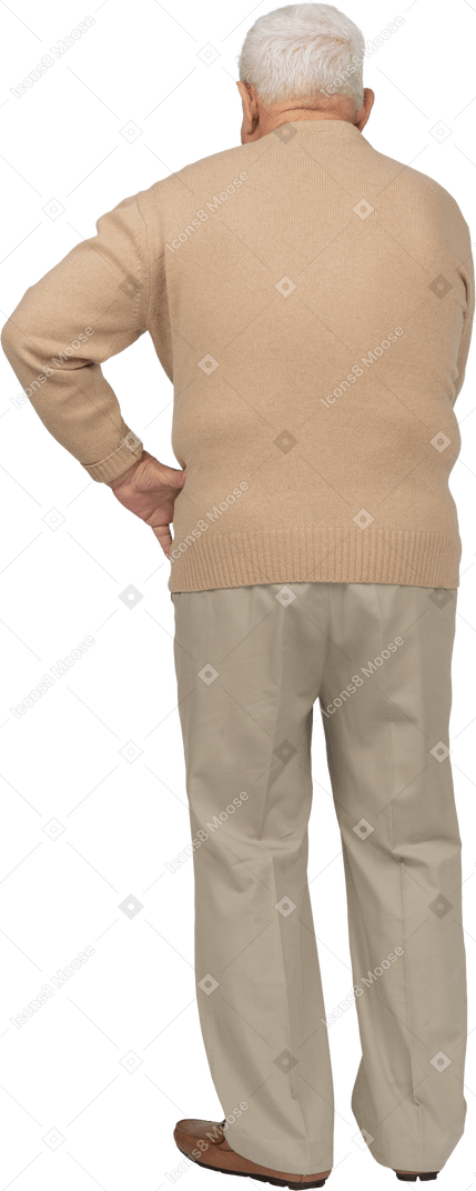 Вид сзади на старика в повседневной одежде, стоящего с рукой на бедре