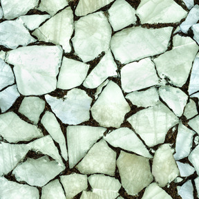 Gros morceaux de glace à la surface de l'eau