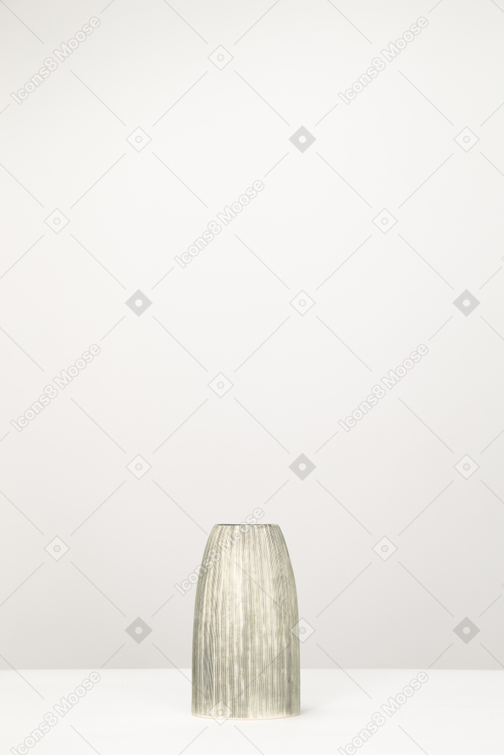 テーブルの上の空の金属花瓶