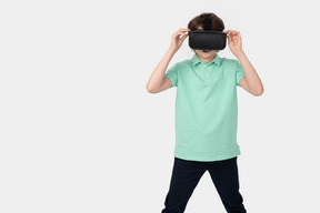 Niño ajustando su casco de realidad virtual