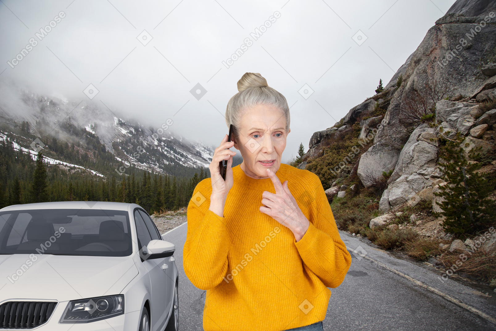 Vieille femme confondue avec sa voiture en panne sur le bord d'une route