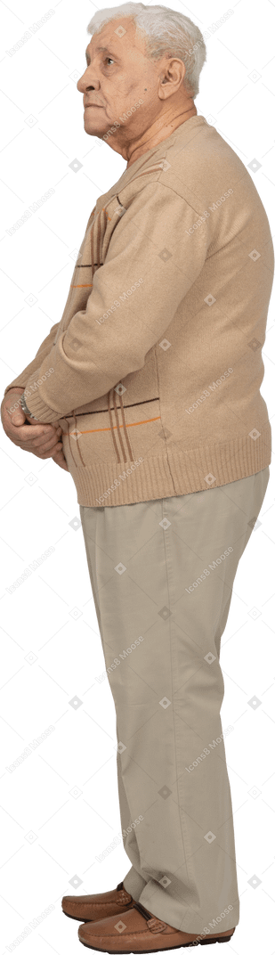 見上げるカジュアルな服装の老人の側面図