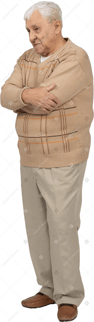 Vista frontal de un anciano feliz con ropa informal de pie con los brazos cruzados