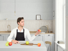 Chef masculino con camisa blanca y delantal negro