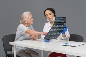 Femme aînée, consulter son médecin au sujet des résultats des tests