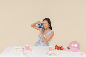 Молодая азиатская женщина празднует день рождения и делает фотографию