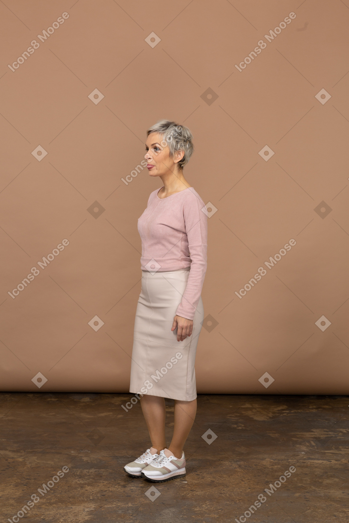 Mulher com roupas casuais em pé de perfil