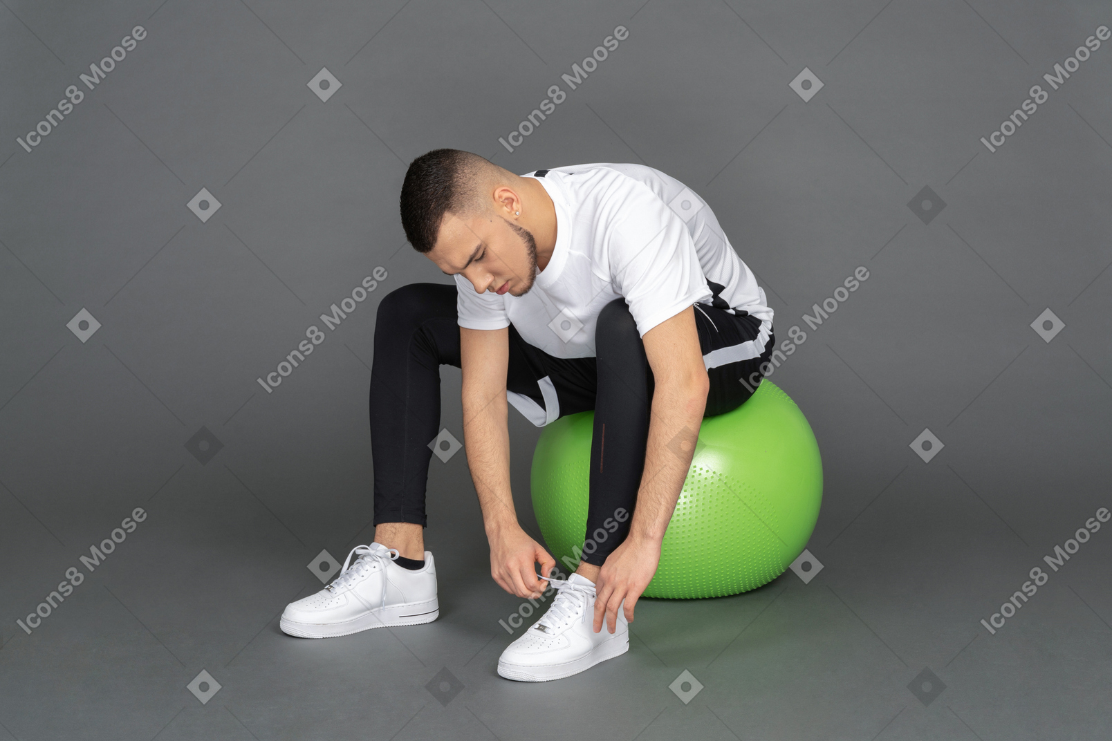 Hombre sentado en una fitball