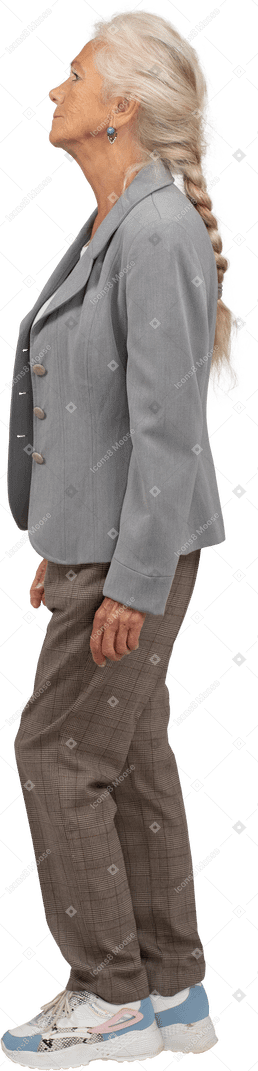 Vista laterale di una vecchia signora in giacca e cravatta