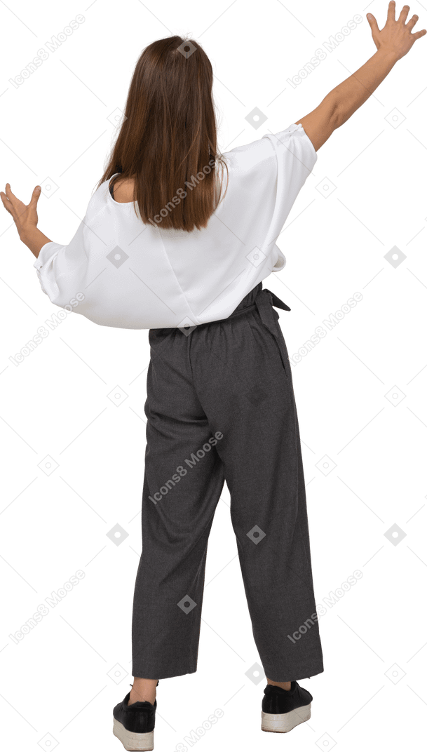Vista traseira de uma jovem com roupa de escritório, mostrando o tamanho de algo