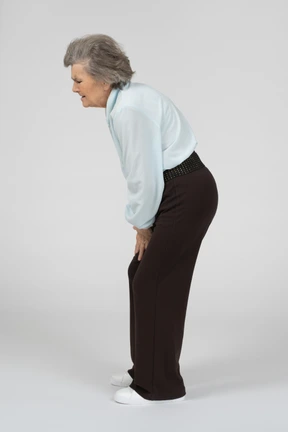 Anciana tocando su rodilla dolorida