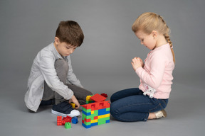 Niños jugando lego