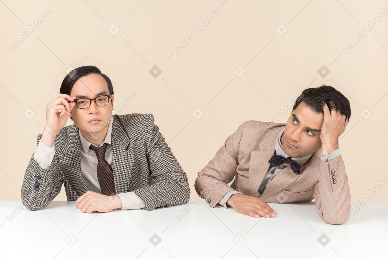 Dos jóvenes nerds sentados a la mesa