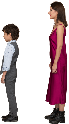 Femme en robe rouge et petit garçon debout de profil