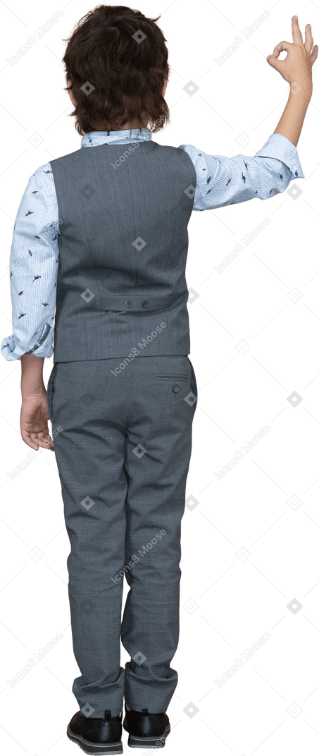 Rückansicht eines jungen im grauen anzug mit ok-zeichen