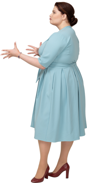 Vista laterale di una donna in abito blu che gesticola