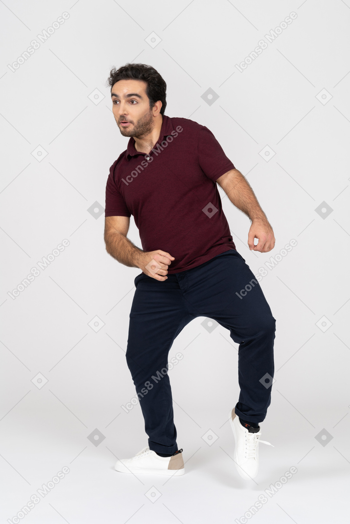 Mann in freizeitkleidung tanzen