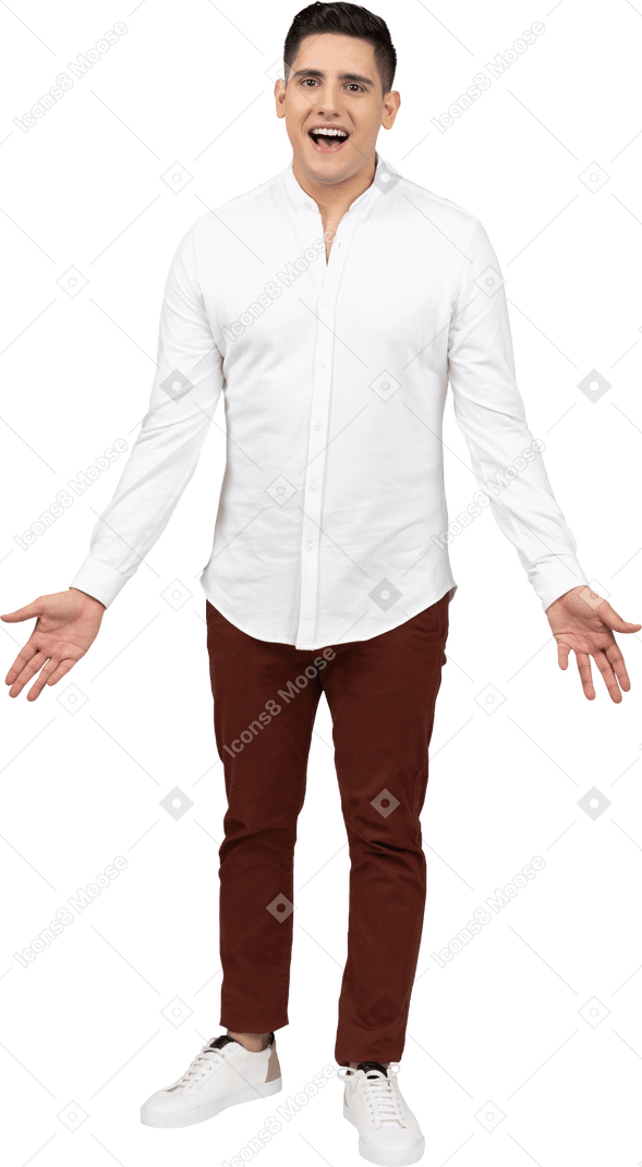 Vista frontal de um jovem latino estendendo as mãos e sorrindo incrédulo