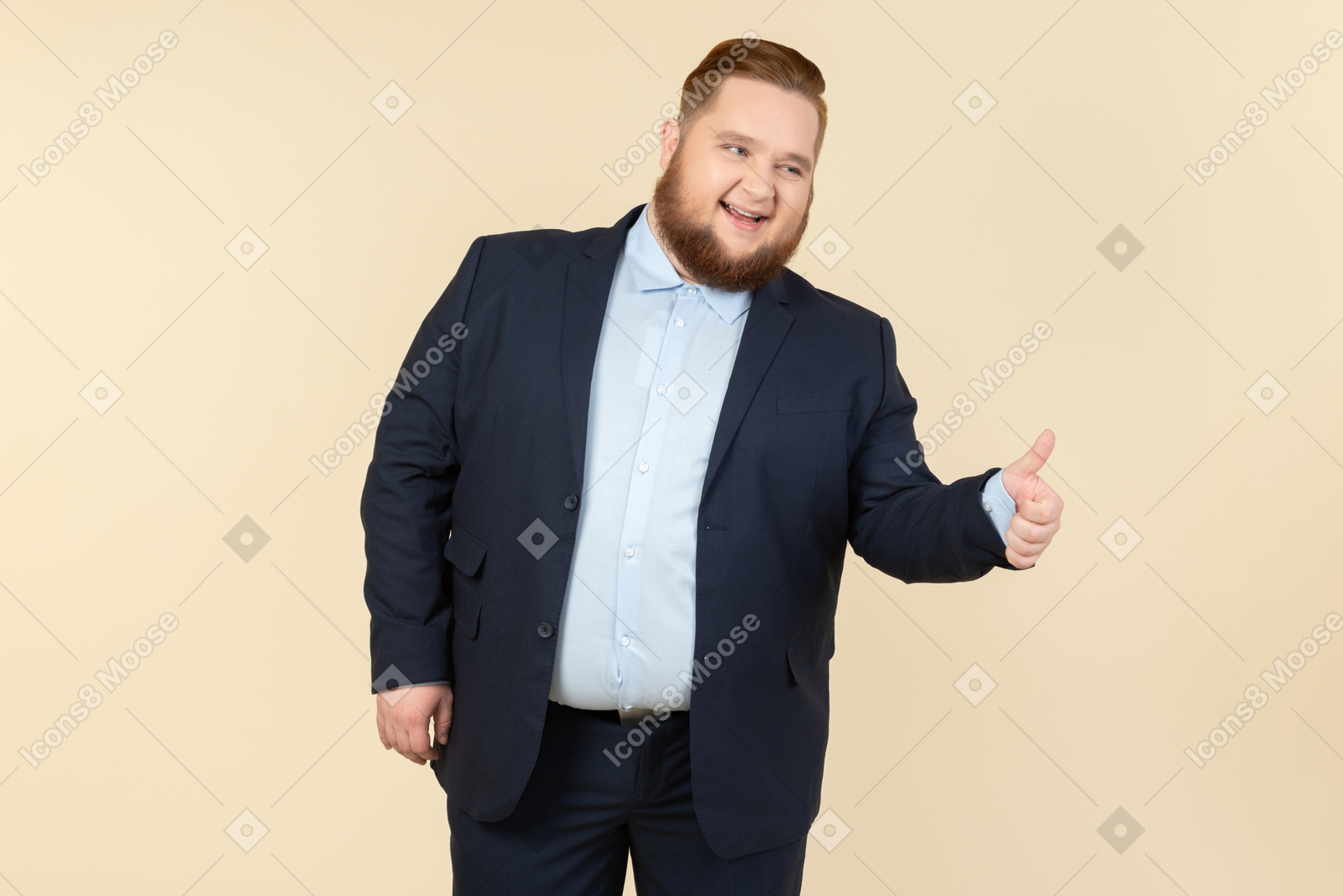 Jovem homem com excesso de peso no terno mostrando o polegar para cima