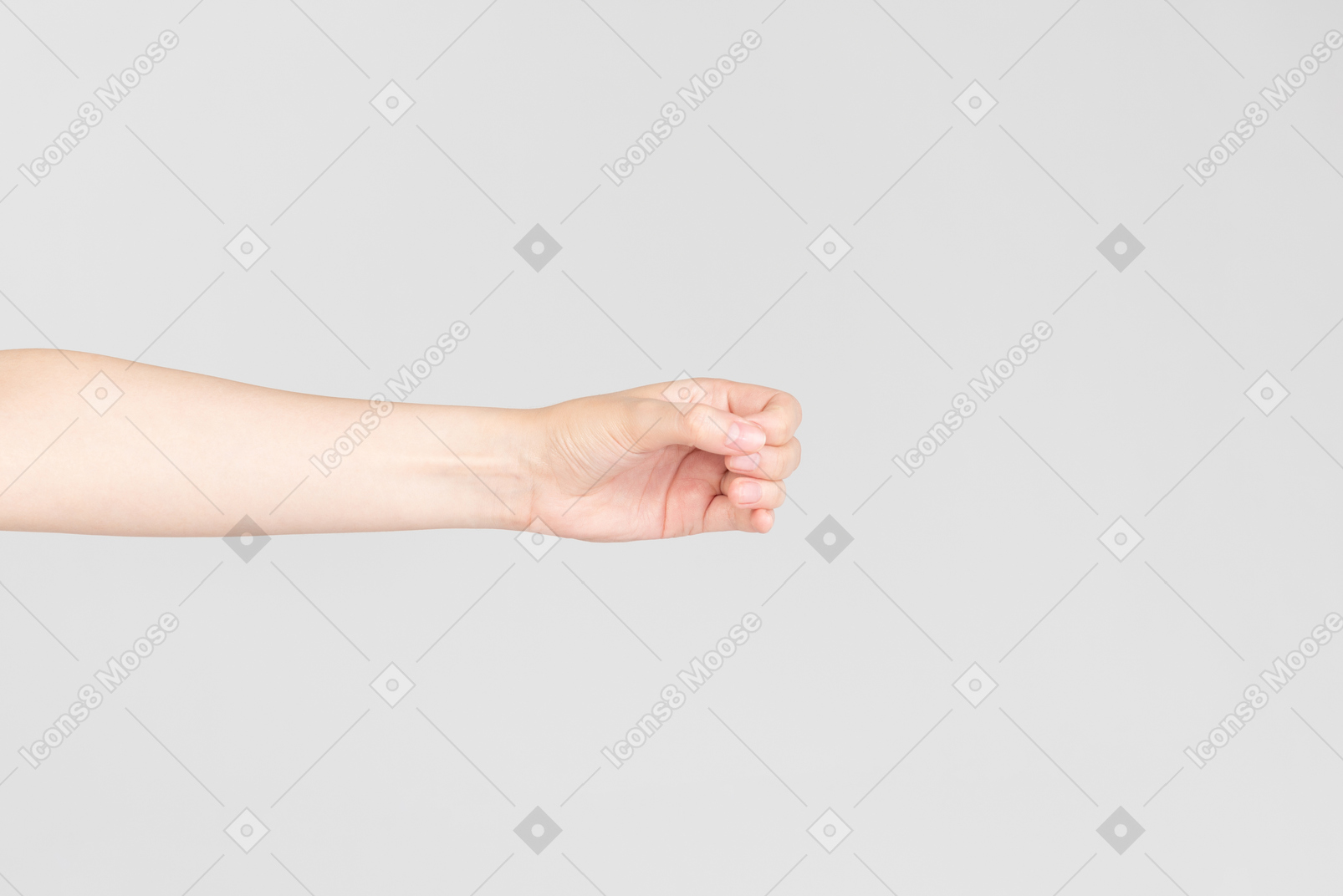 손으로 원을 만드는 여성 손의 측면 모습