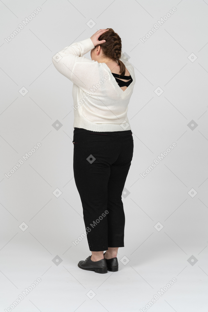 Mujer regordeta en ropa casual tocando su cabeza