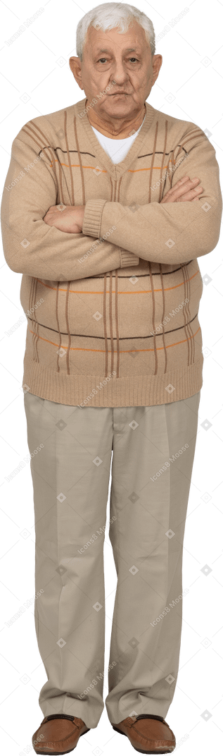 Vista frontale di un vecchio in abiti casual in piedi con le braccia incrociate e guardando la fotocamera