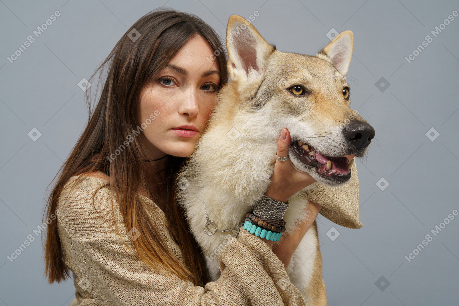 Primo piano di un maestro femmina con il suo cane entrambi guardando la fotocamera