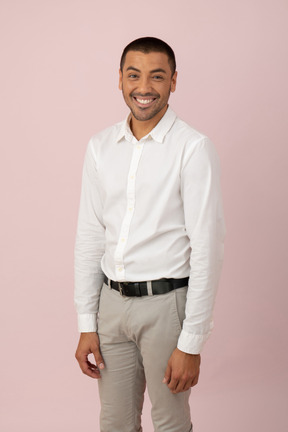 Hombre guapo joven en camisa blanca