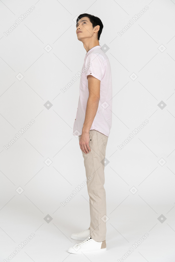 Uomo in abiti casual in piedi