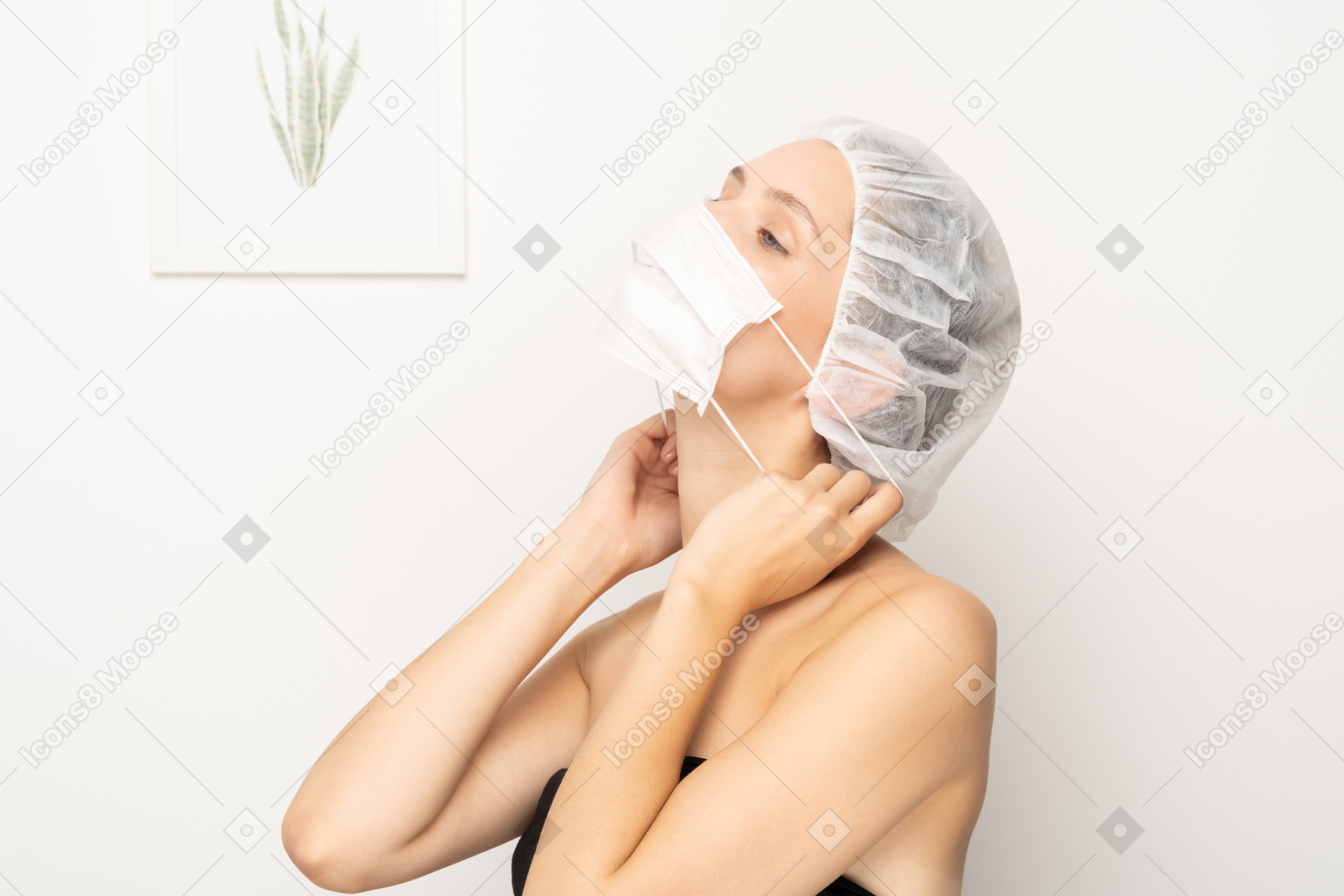 Mulher colocando máscara