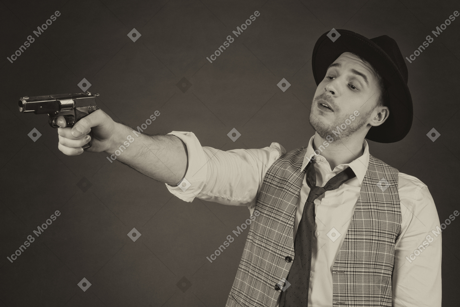 Gangster pointant une arme sur le côté