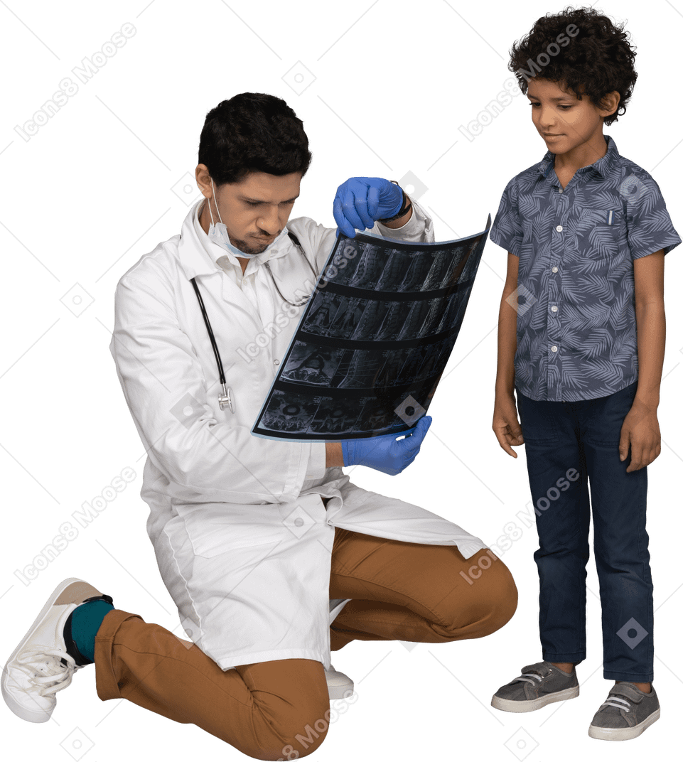 Médico y niño examinando la imagen de rayos x.