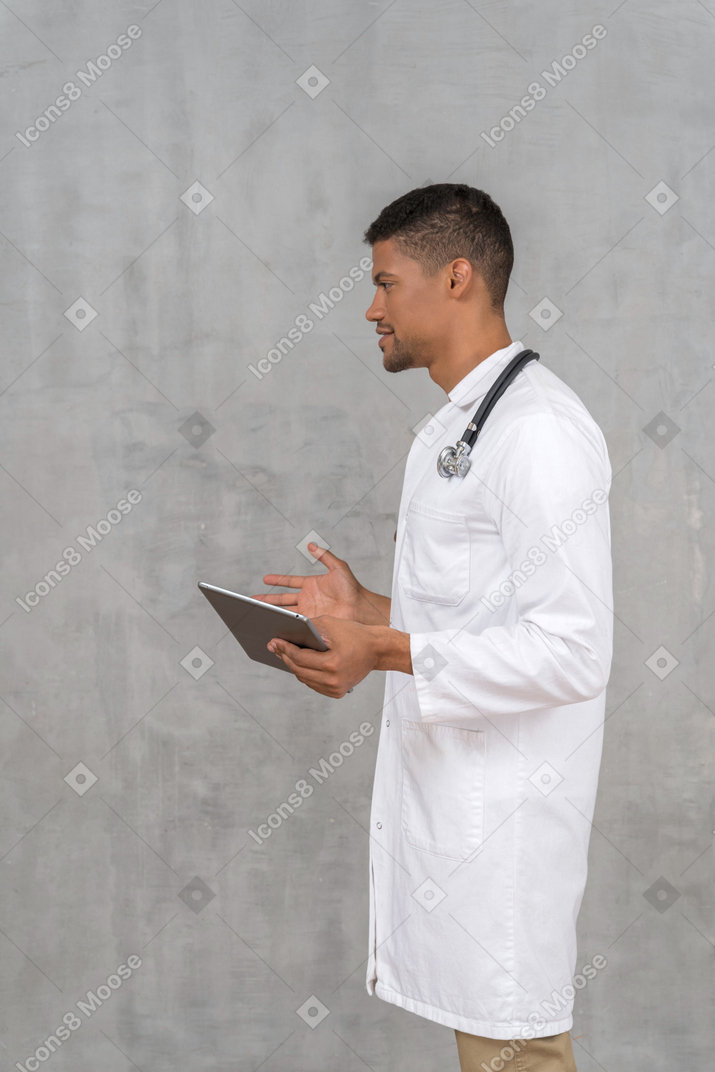 Vista lateral de um médico falando