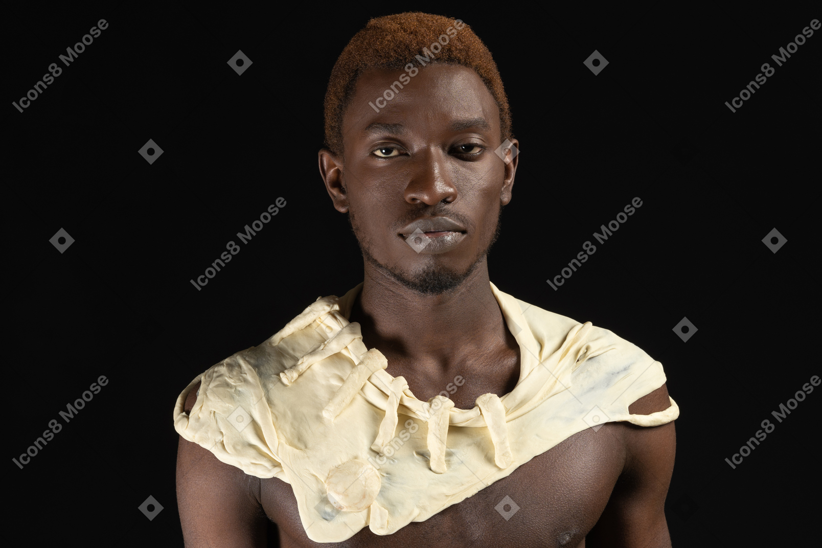 Primo piano un uomo africano sullo sfondo scuro con un collare di pasta