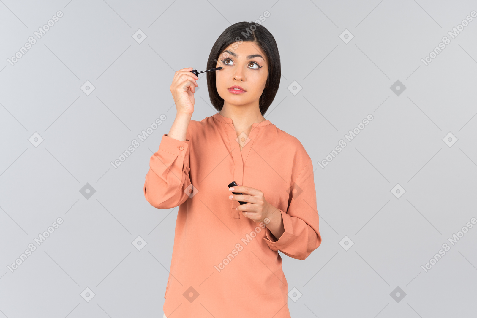 Mujer india aplicando rimel