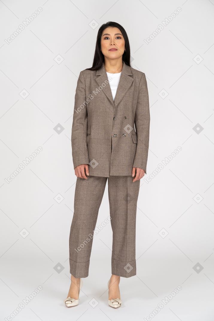カメラを見ている茶色のビジネススーツの若い女性の正面図