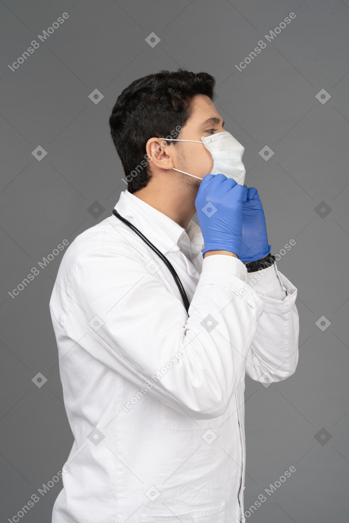Médico colocando a máscara