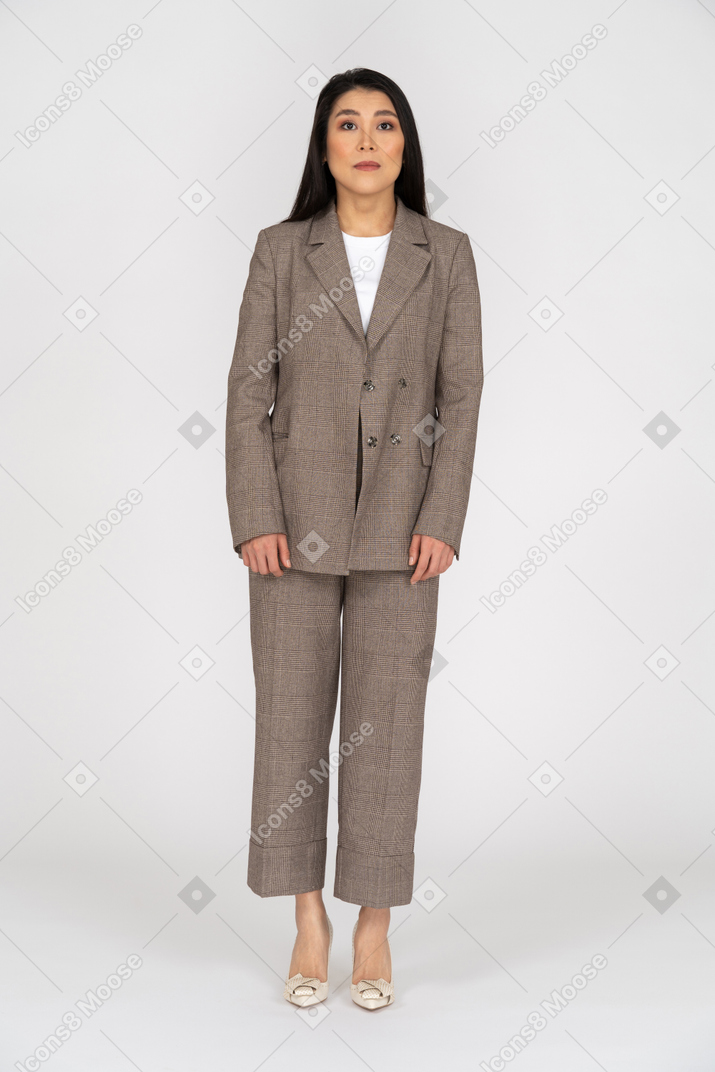 茶色のビジネススーツを着た若い女性の正面図