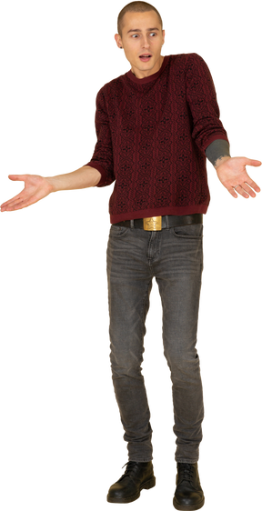 Вид спереди удивленного молодого человека в красном пуловере, раскинувшего руки
