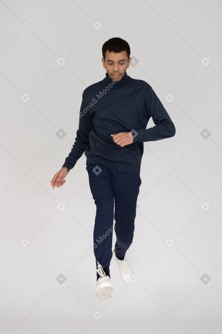 Homem com roupas pretas pulando