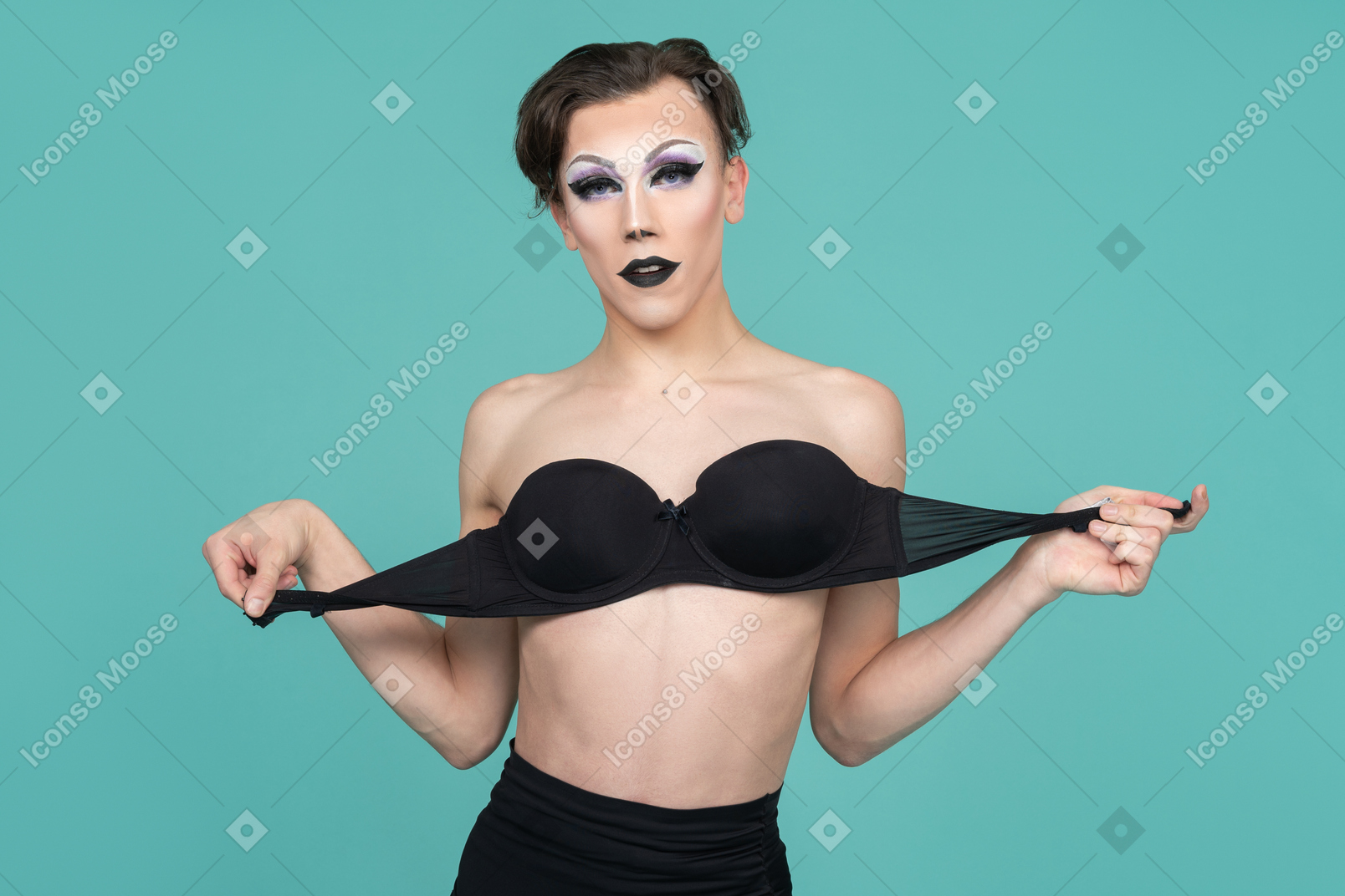 Трансвестит надевает черный лифчик