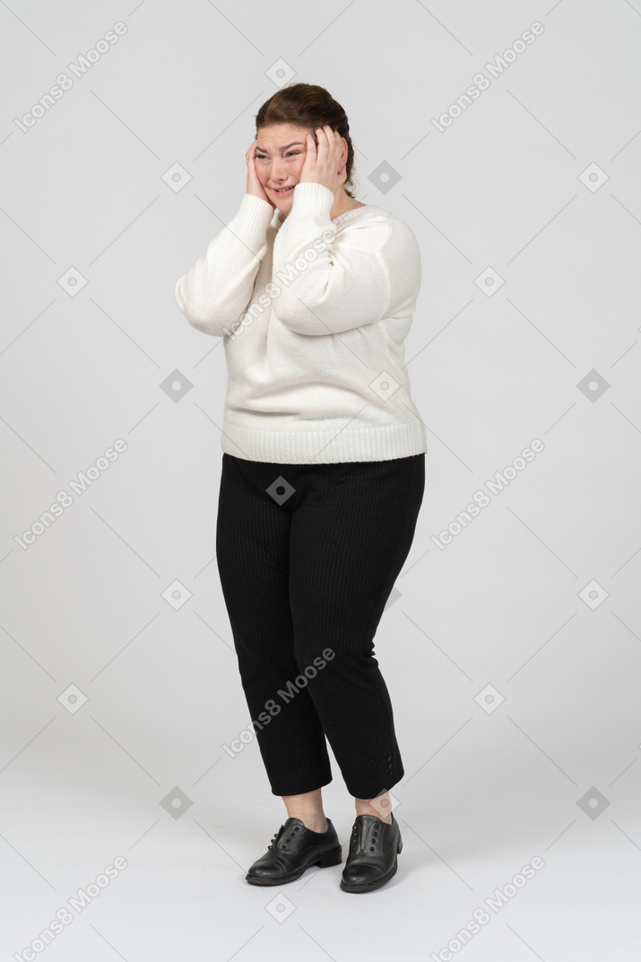 Mulher gorda sofrendo de uma terrível dor de cabeça